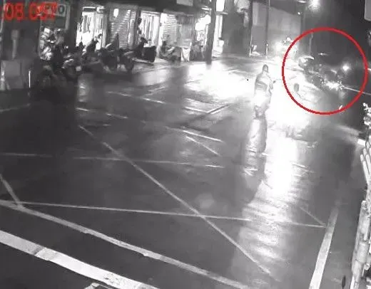影/少年無照雙載被汽車嚇到自摔　騎士摔斷腿還害乘客脫臼