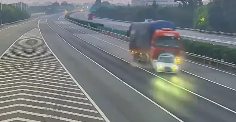 影/司機在吃零食、滑手機！轎車以「7公里」超低時速行駛　慘遭後方貨車撞上釀5死