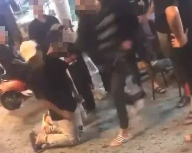 下跪被打還鞠躬道謝！花蓮街頭私刑…警逮3人到案稱「他自己同意」