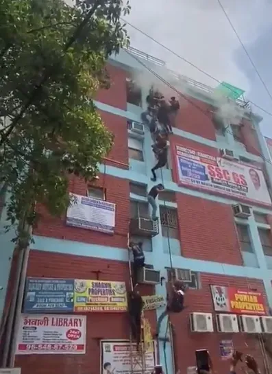 影/印度補習班突冒大火　多名學生冒險「攀電線」垂降逃生