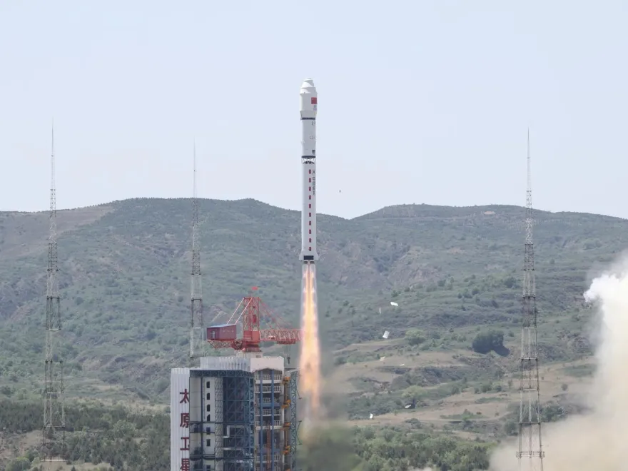 影/再創「一箭多星」最高紀錄！　陸「長征二號丁」運載41顆衛星成功升空