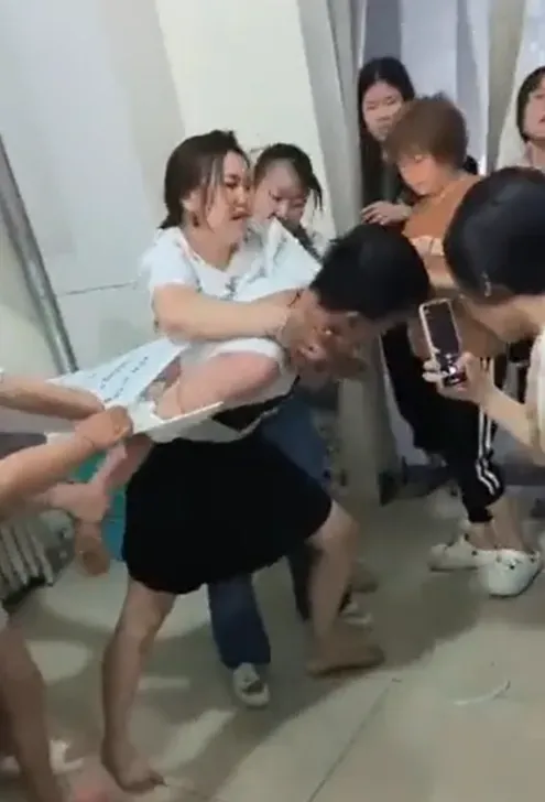 影/一天2起！噁男「扮女裝」混入學校女浴室偷拍　女大生群起圍攻制伏