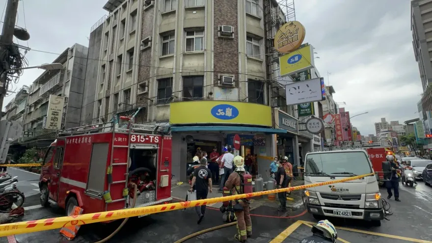 影/爆炸瞬間曝！板橋五十嵐瓦斯氣爆4人傷　飲料杯噴飛員工竄逃