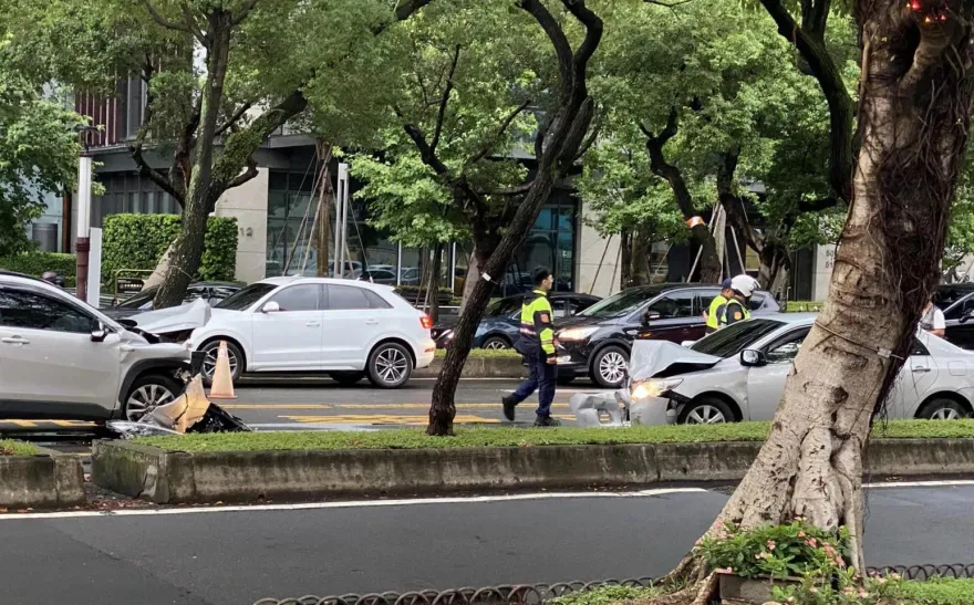 快訊/北市中山北路對撞車禍　2車車頭全毀整條路塞爆了