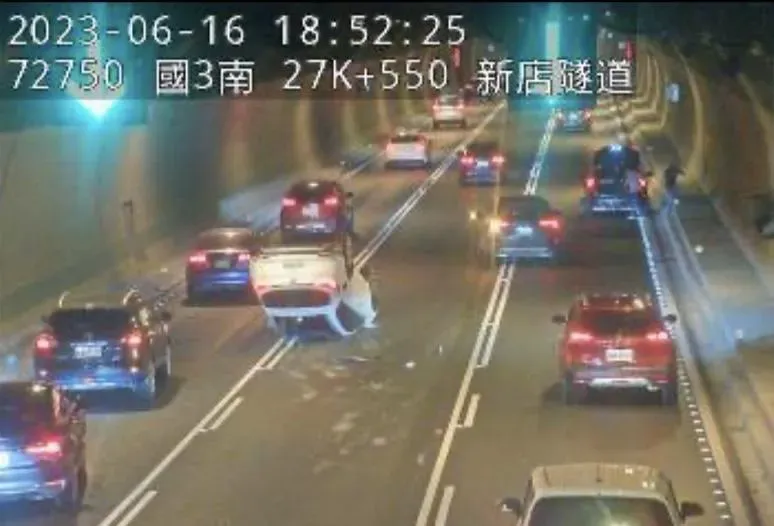快訊/國道3號新店隧道翻車車禍　南下車道塞爆剩1線通行