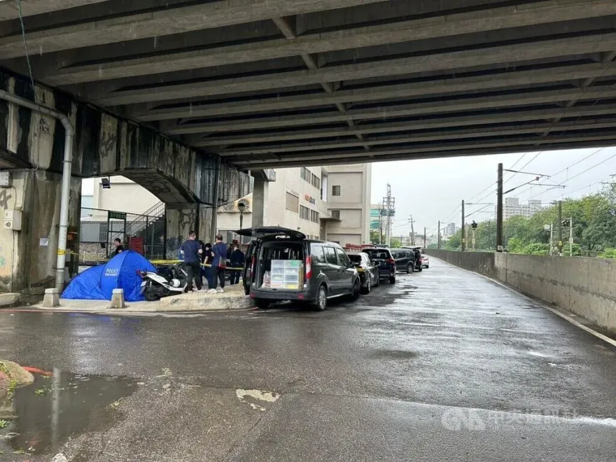 桃園男「頭部有彈孔」陳屍籃球場！警方拉封鎖線急查身分