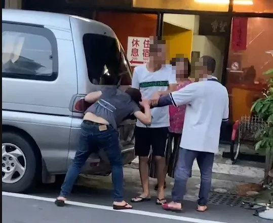 屏東大街驚見女子遭男毆打「抓髮拖行遊街」　旅館業者出面制止反被嗆