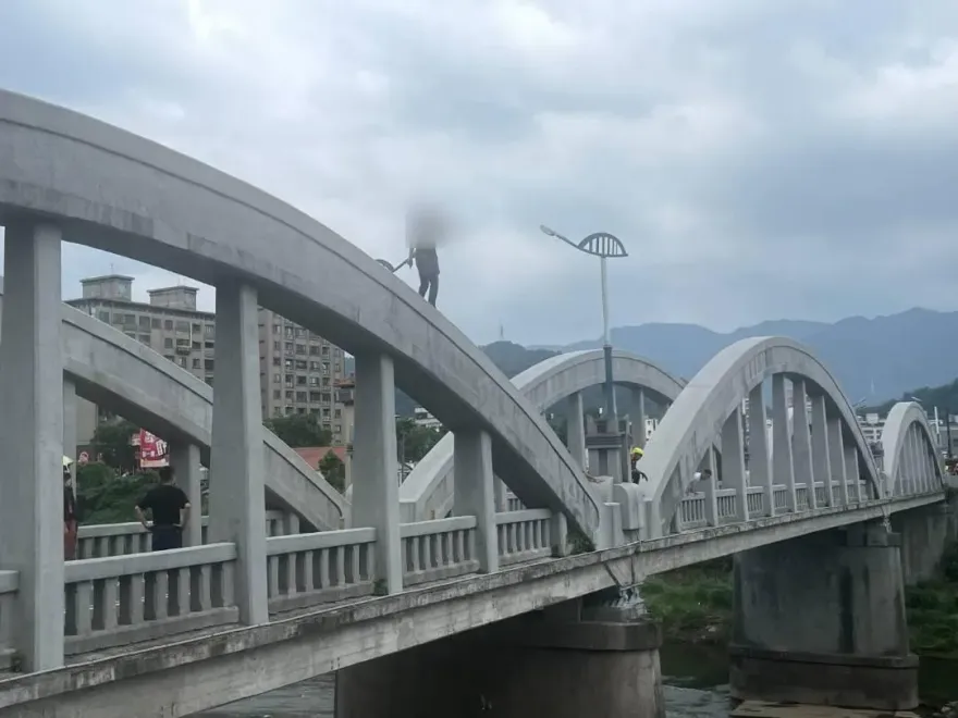 快訊/驚！傷心女走上三峽拱橋頂端　警消到場安撫解危機