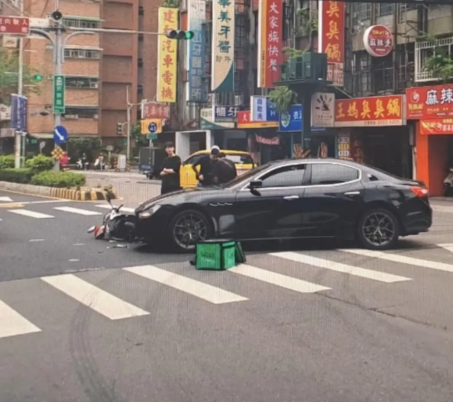 影/「海神」左傳撞上外送員！瑪莎拉蒂車頭毀損　他空翻飛出輕傷送醫