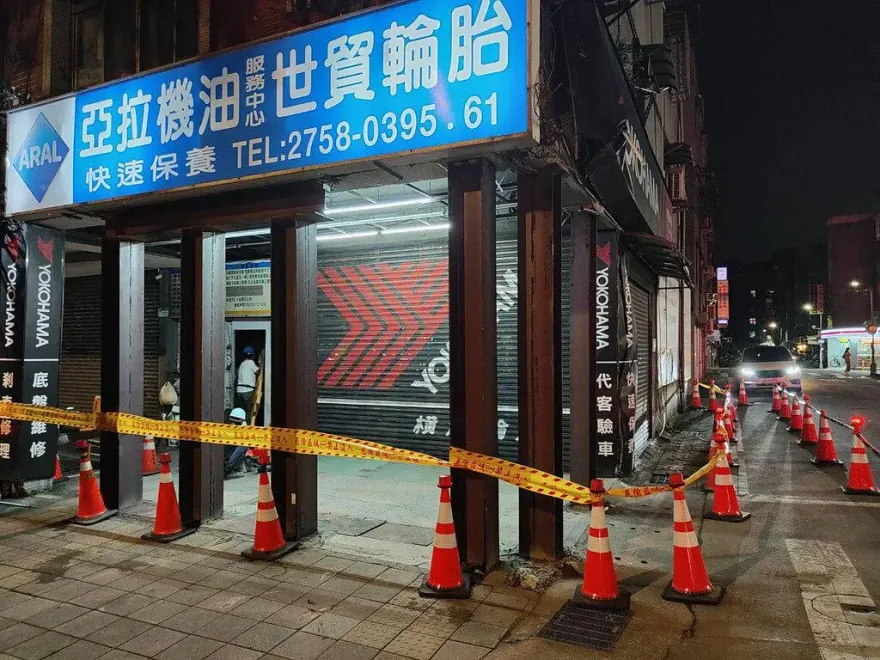 6支鋼架撐起北市遭撞騎樓　道路恢復人車通行