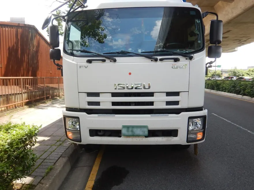 影/台中死亡車禍！大貨車綠燈起步超車女騎士　下一秒「她遭捲進輪下輾爆肚」