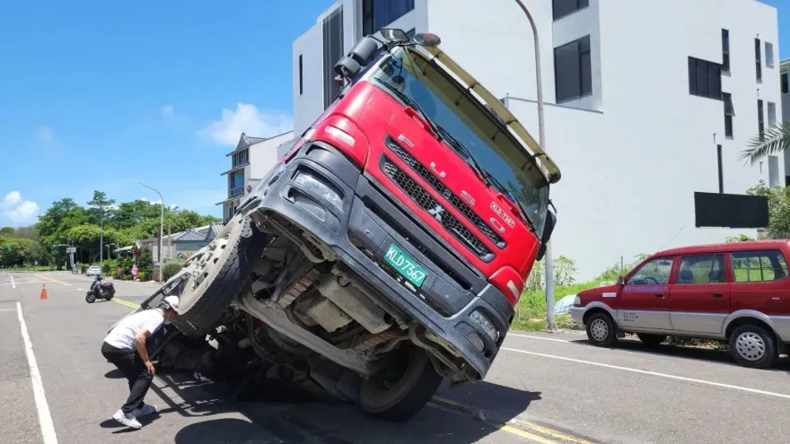影/卡天坑瞬間曝光！台南安平水泥車緩步行進突然「左後輪被吃掉」