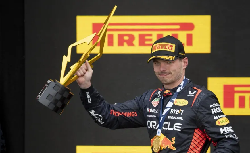 影/撞死一隻鳥！維斯塔潘飆本季F1第6冠添「輪下亡魂」　紅牛成軍100勝
