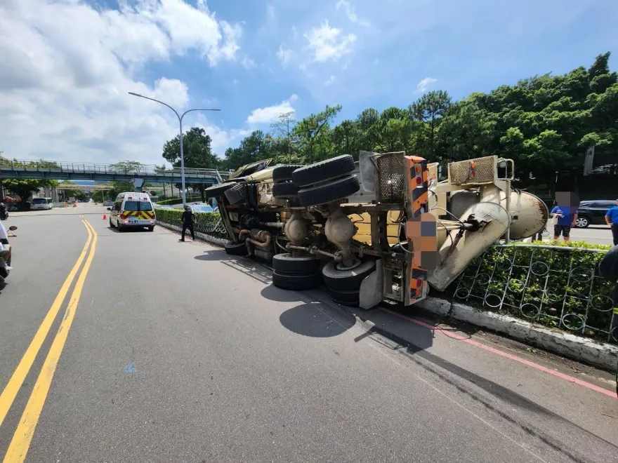 過彎出事！新北泰山預拌水泥車翻覆波及2車    警急call吊車排除