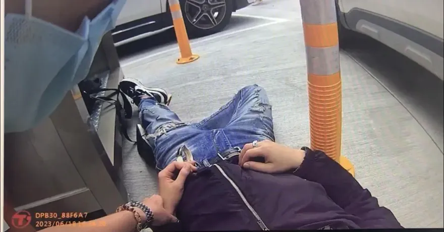 準備幹架砍人？新北男昏倒停車場繳費亭　警在背包搜出4把刀與毒品