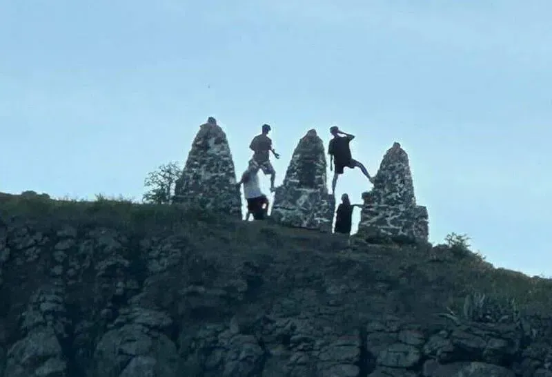 澎湖三仙塔「慘遭遊客踐踏」！縣府1原因「無法開罰」　居民怒轟：不尊重信仰