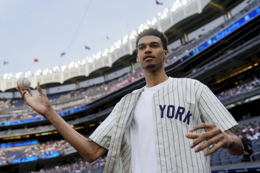 影/NBA一場都沒打　準狀元文班亞馬「秀巨掌」先幫洋基開球