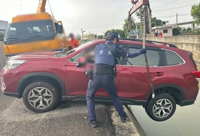 生死蹺蹺板！休旅車窄巷迴轉頭過身沒過「半截懸空」 駕駛狂催油門10分待救
