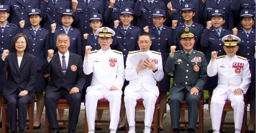 影/真戰力強！空軍畢業生「擊落」上將軍帽影片曝光  本人嚇壞：「差點腿軟跪下」