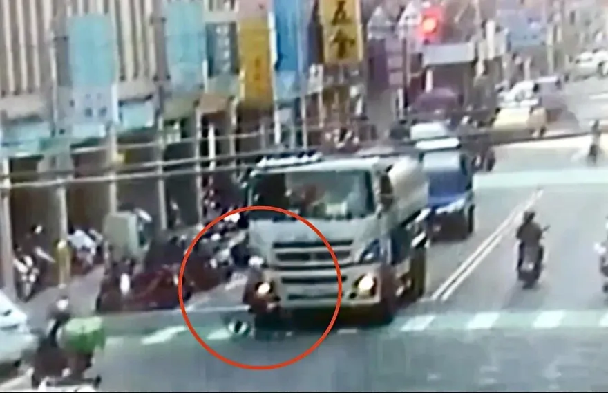 影/驚悚畫面曝！油罐車活吞腳踏車　婦人受困車底嚇傻幸僅輕傷