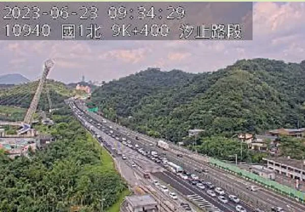 快訊/國1北向五堵段爆3車連撞！「端午連假Day2湧車潮」…塞車雪上加霜