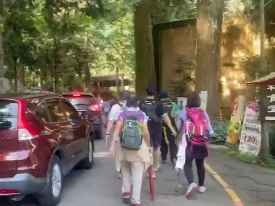 影/端午連假「溪頭人潮擠爆」！車流狂堵500公尺　現場畫面曝光