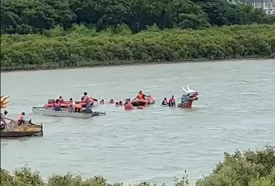 影/怪風狂吹！苗栗龍舟賽龍舟翻覆「僅剩龍頭浮出水面」　14人落水獲救
