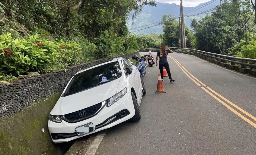 男子三地門台24線山路酒駕　車輛過彎自撞山壁卡溝