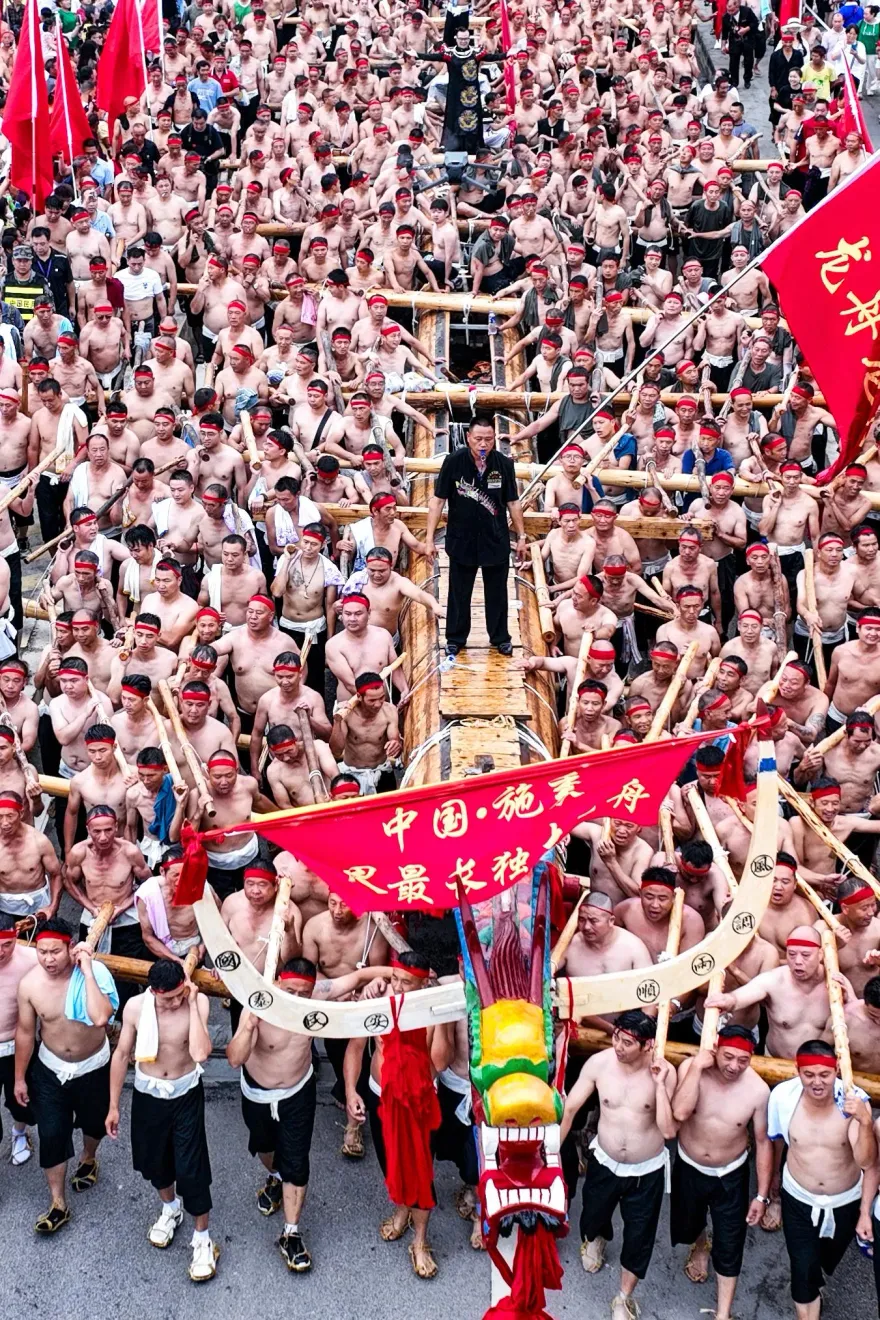 影/貴州2千多名壯漢抬「世界最長」98.8公尺獨木龍舟　超壯觀場面曝