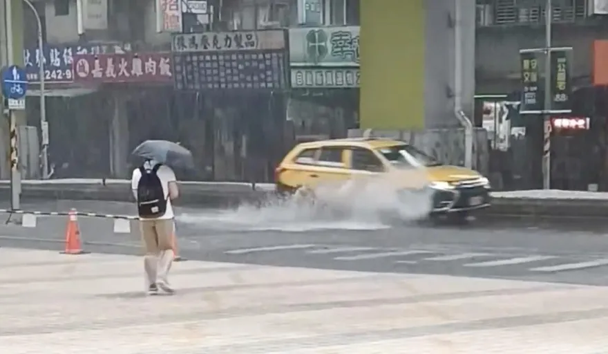 雙北慎防淹水！大雨估持續到傍晚　新北4區北市1區發布淹水警戒