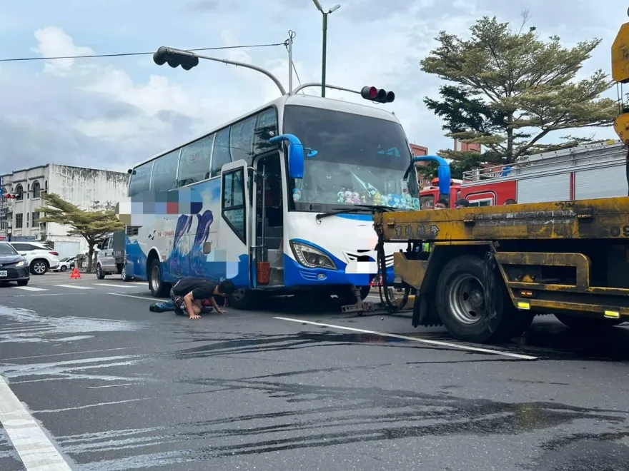 行人地獄端午連假上演！左轉遊覽車撞倒路人　男衰捲車底全身傷