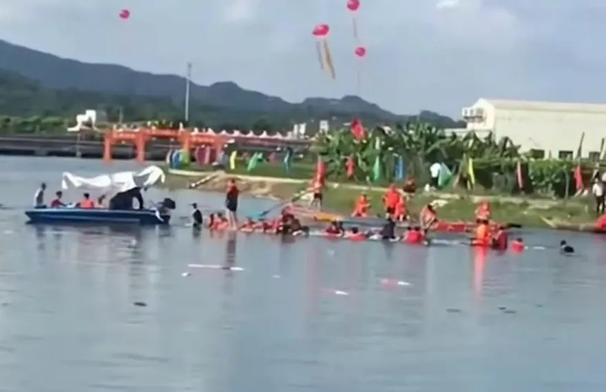 影/沒穿救生衣！廣東一龍舟訓練時側翻　35人落水2人死亡