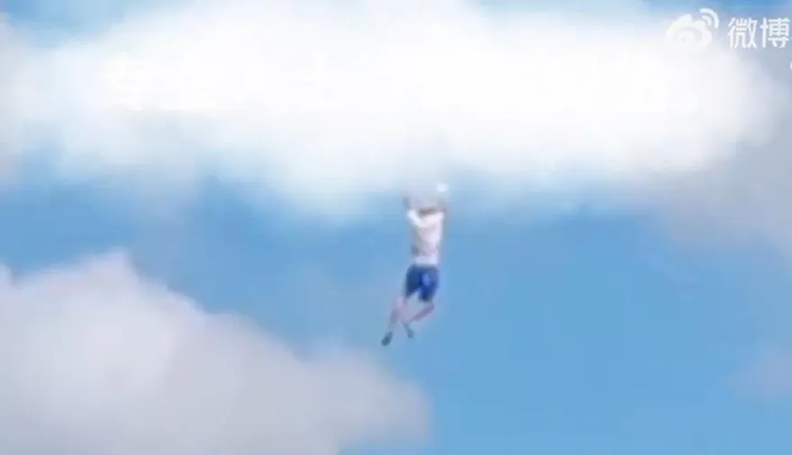影/冒冷汗！男子放巨型風箏遭「拽飛上天」　空中滯留20秒…網驚：這是風箏放人？