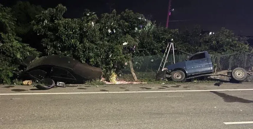 影/火花斷魂片！虎尾老里長開貨車遭轎車攔腰撞　車身全毀人重傷不治