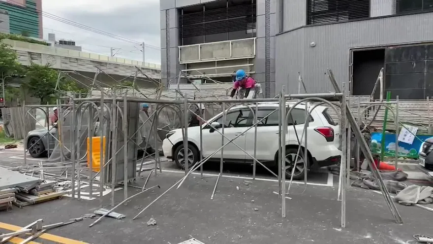 快訊/台中工地鷹架遭強風吹落砸6車　工人嚇壞急善後