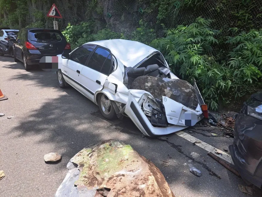 影/新北烏來「天降巨石」砸毀4車　1車尾遭壓碎！幸無人傷