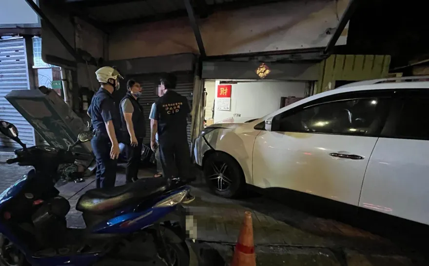 影/為什麼要殺我的狗！愛犬紅貴賓遭土狗咬死　飼主崩潰駕車撞檳榔攤復仇