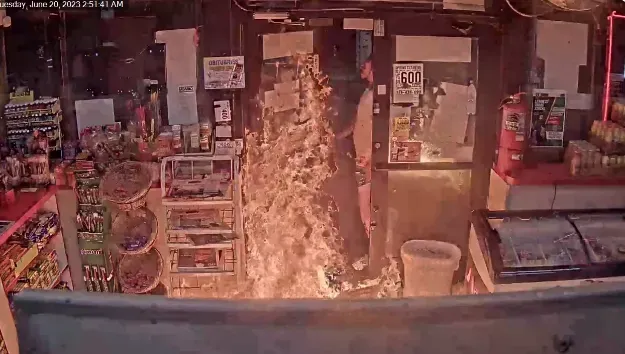 影/男子與加油站店員爭吵竟企圖燒死他　嚇人縱火畫面全曝光