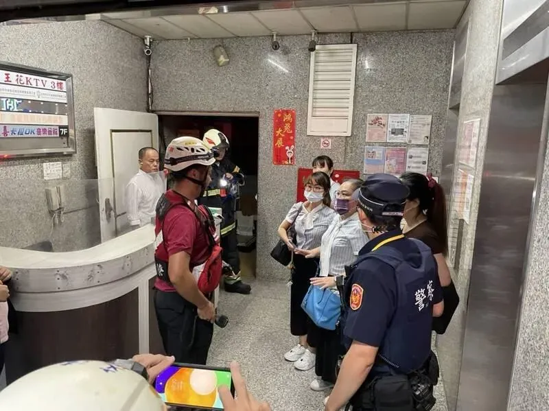 快訊/台南大雷雨釀災！電梯進水短路冒煙　大樓火警4女嚇怕受困4樓