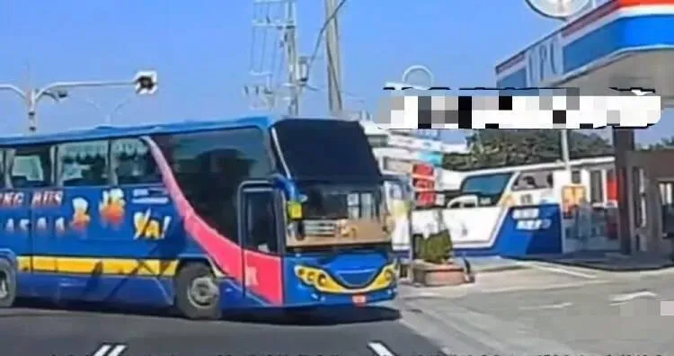 影/完美停車主視角！台南遊覽車橫切　貨車急閃「迴轉」駛入對向車格
