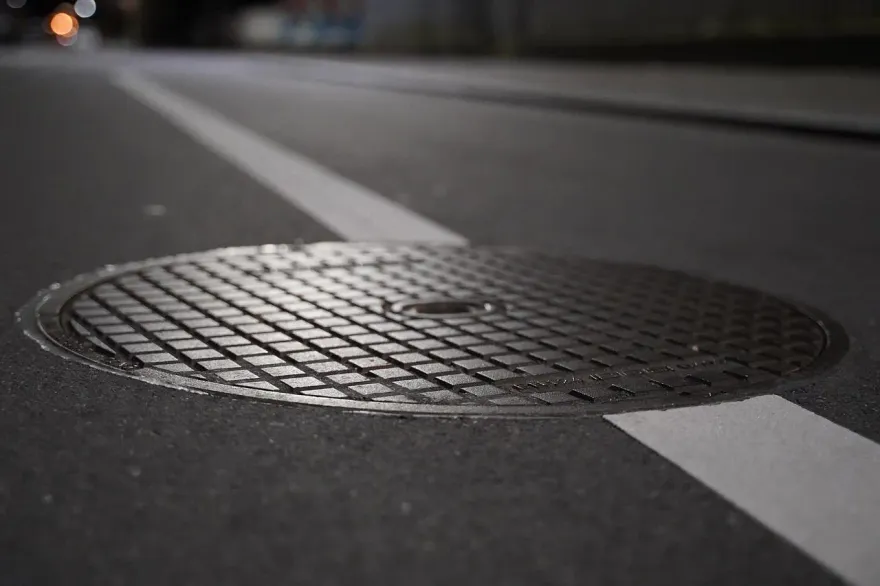 中和人孔蓋疑因短路突炸飛　路過騎士受驚自摔