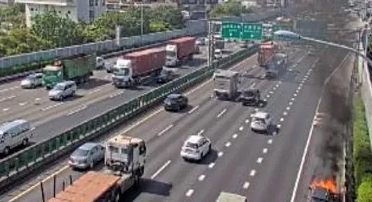 快訊/國1高雄九如路段驚傳「火燒車」　駕駛跳車、滅火搶救中