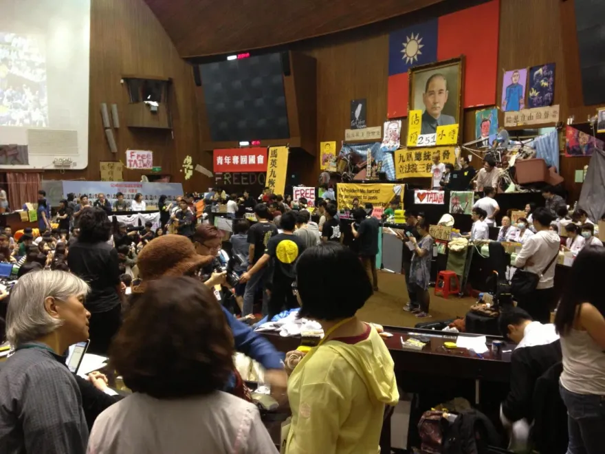 太陽花學運10週年！臉書粉專曬哏圖酸「15人前科累累」　曝唯一勝利組是他