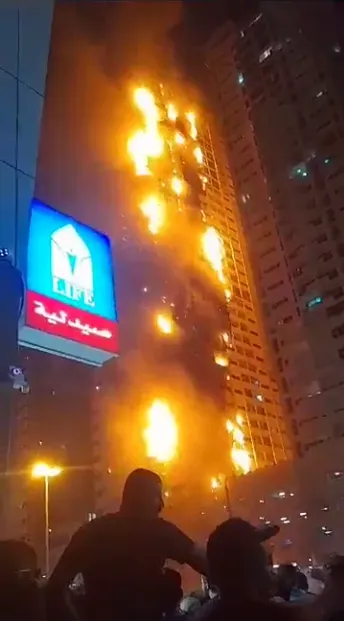 影/中東阿治曼摩天大樓傳大火　建築物暗夜中燒成火柱