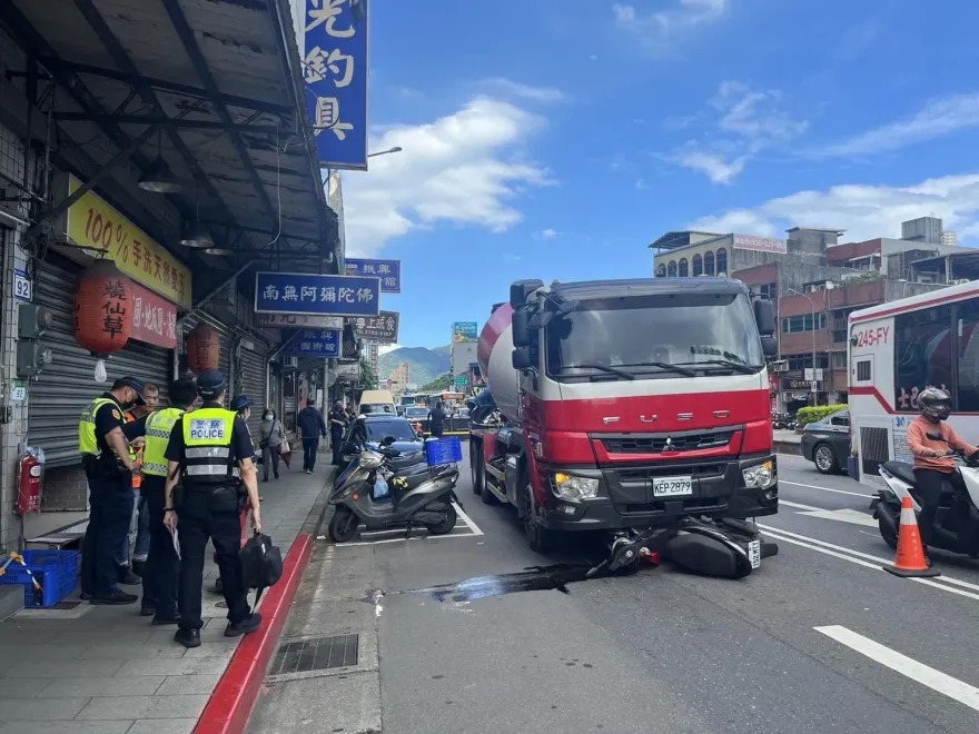 快訊/南港水泥預拌車撞機車　騎士遭輾當場死亡