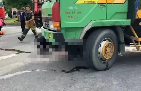 快訊/台東對撞車禍！2大學生租機車旅遊撞貨車　捲進車底救出送醫