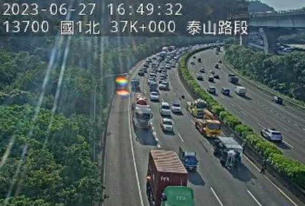 快訊／下班注意！國1北上泰山路段小貨車翻覆　車流回堵5公里