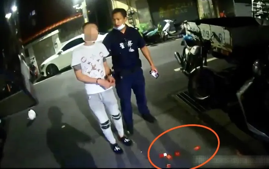 影/警員巡邏聞K味飄散　毒蟲見警狂奔沿路丟毒包遭逮