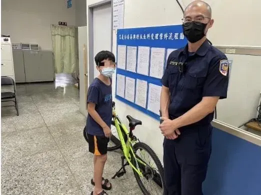 影/男童愛車遭騎走好傷心　實習警師徒聯手逮竊嫌找回單車