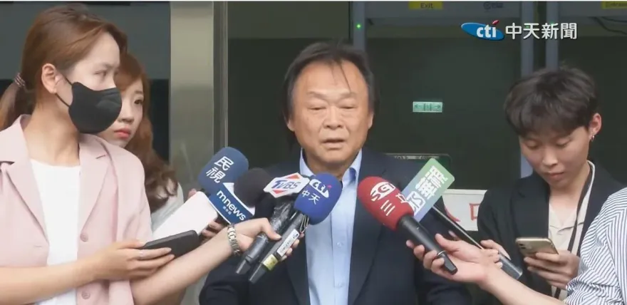 遭何志偉告加重誹謗　王世堅現身地檢籲撤告：朋友是一輩子的
